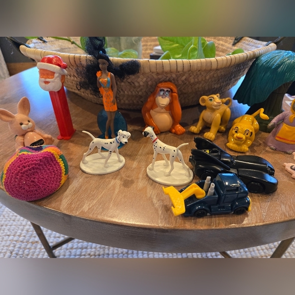 Lot 25 Vintage Toys Disney Lion King 101 Dalmations Santa Pez Crayola Lisa Frank